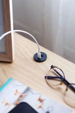 Noční stolek se zásuvkou a USB vstupem SOLIERA dub olejovaný