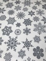 Vánoční ubrus 130x250 CM šedé sněhové vločky na bílém podkladu