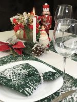 Vánoční prostírání na stůl 30x45 CM bílé větvičky / vločky na zeleném podkladu