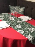 Vánoční běhoun na stůl bílé větvičky / vločky na zeleném podkladu