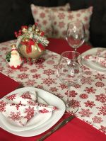 Vánoční běhoun na stůl červené sněhové vločky na bílém podkladu