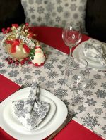 Vánoční běhoun na stůl šedé sněhové vločky na bílém podkladu