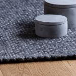 Ručně tkaný kusový koberec Eskil 515 ANTHRACITE - 140x200 cm