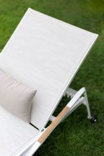 DIAMOND hliníkové lehátko s teakovými područkami - bílá/krémová DIAMOND hliníkové lehátko s teakovými područkami - bílá/krémová