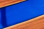 Jídelní stůl LIQUID 160 CM masiv akácie/modrý epoxidový pás