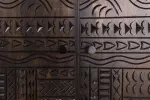 Vysoká komoda TRIBAL 3D 120 CM hnědá masiv mango