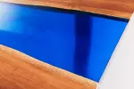 Jídelní stůl LIQUID 160 CM masiv akácie/modrý epoxidový pás