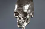 Stolní lampa SKULL 56 CM stříbrná