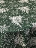 Vánoční ubrus bílé větvičky / vločky na zeleném podkladu