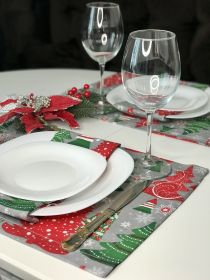 Vánoční prostírání na stůl 30x45 CM barevné vánoční symboly na šedém podkladu