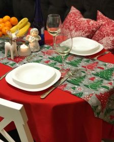 Vánoční běhoun na stůl barevné vánoční symboly na šedém podkladu