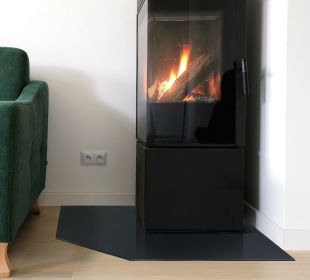 Černé ochranné sklo pod kamna a ke krbům FIREGLASS o síle 8 mm, 75x75 CM Černé ochranné sklo pod kamna a ke krbům FIREGLASS o síle 8 mm, 75x75 CM